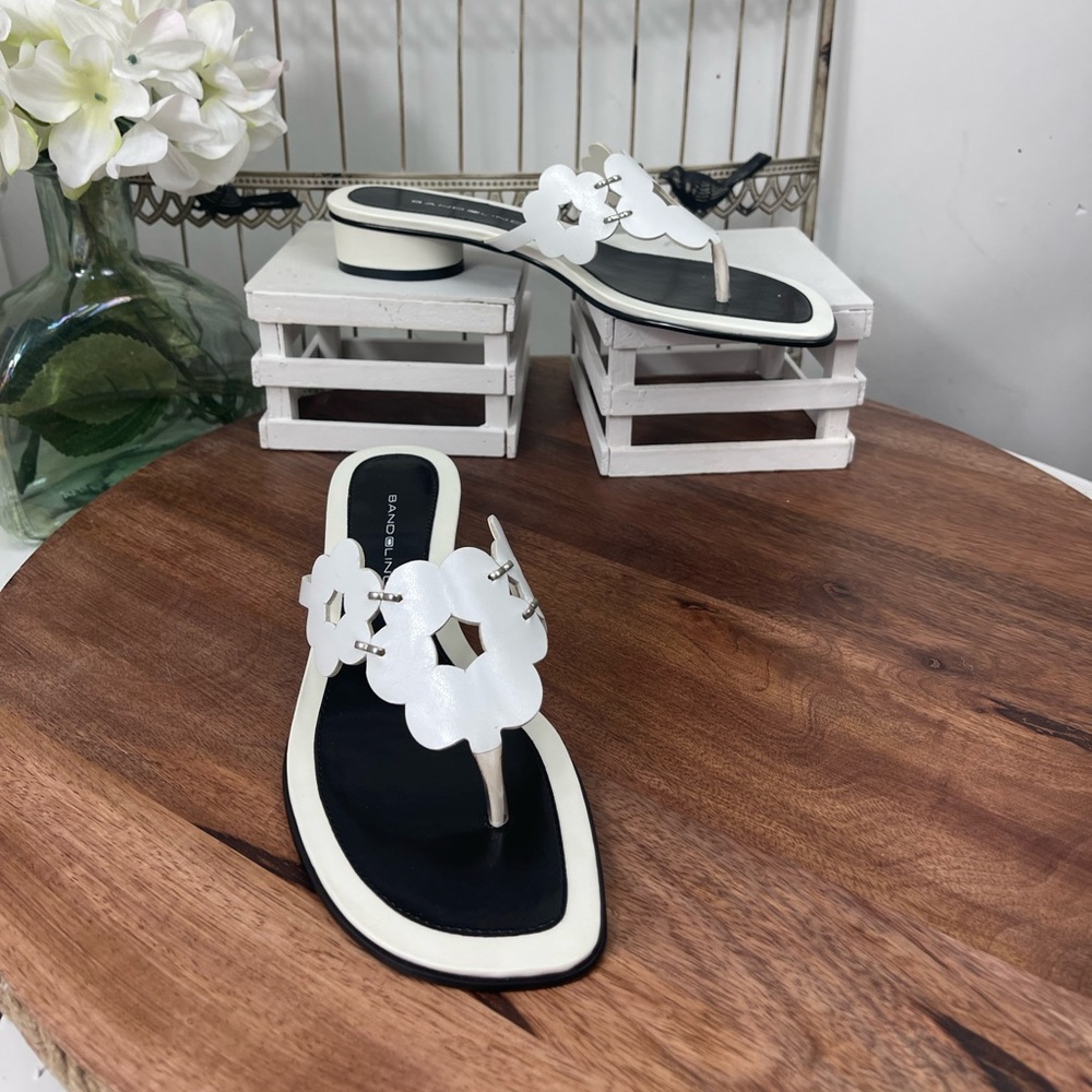 Bandolino White and Black Floral Thong Sandals